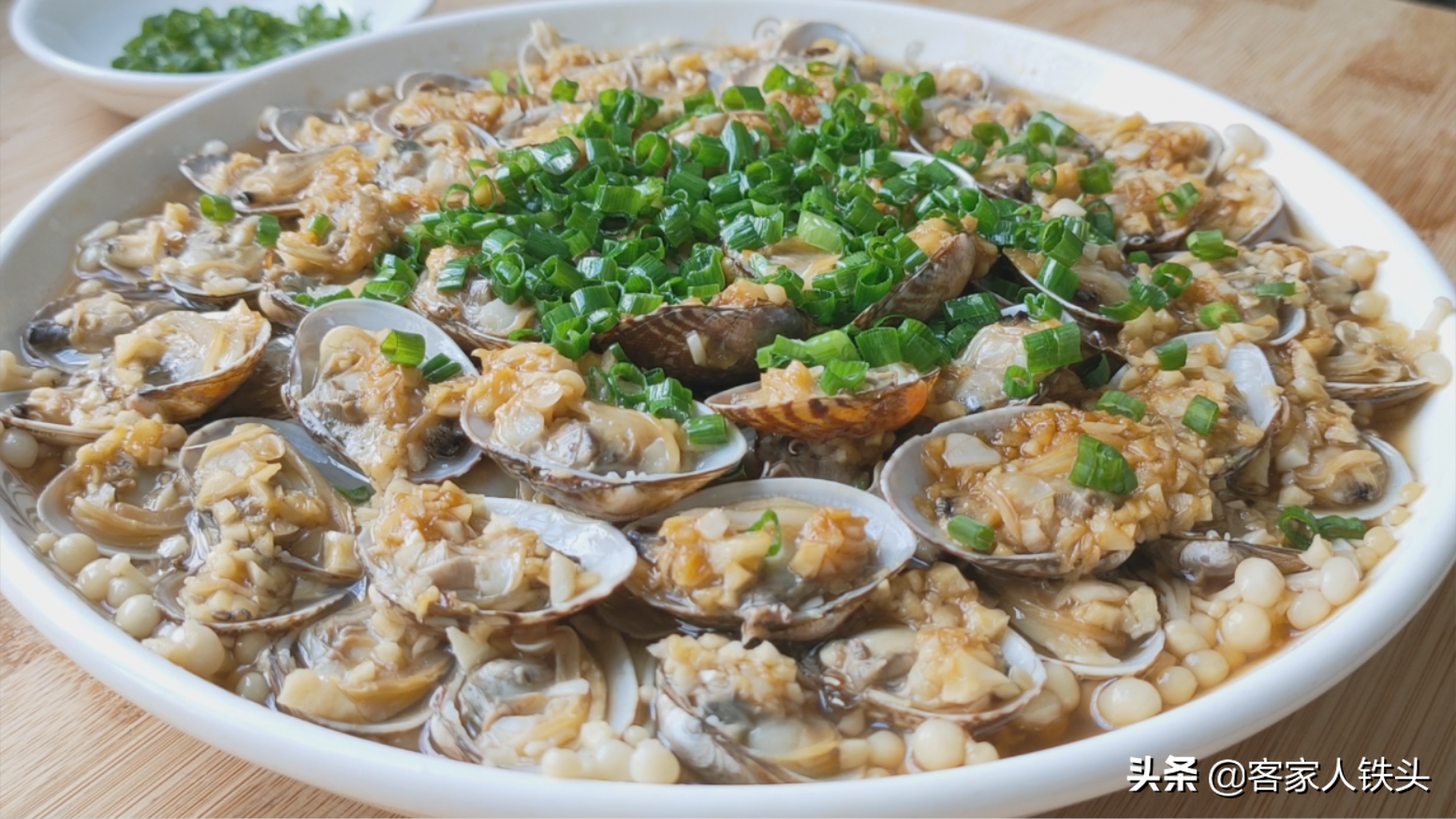 花甲这样做比炒的更好吃，加1把金针菇，6分钟出锅，吃完想舔盘