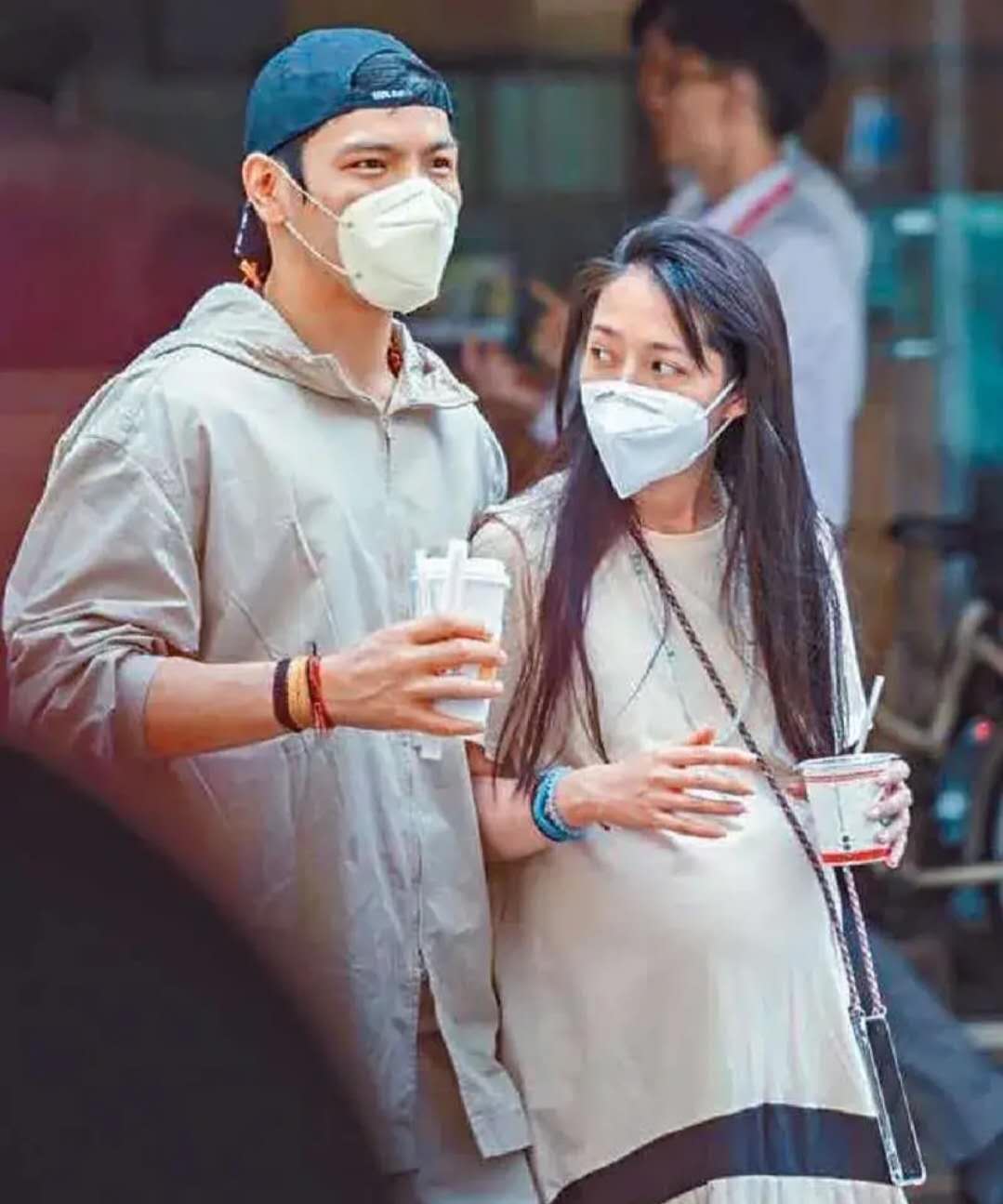 郭碧婷孕肚明显，向佐亲密搂腰现身街头，小两口背影太温馨了