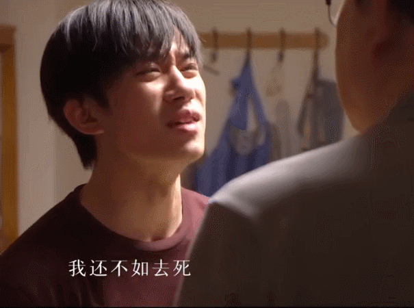 易烊千玺拍电影求高亚麟用力多扇几次耳光,拍完后看回放找瑕疵