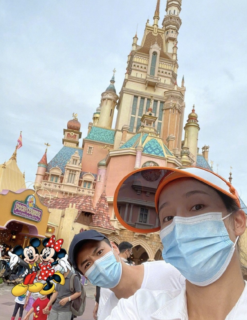 杨怡罗仲谦为彼此庆生，打卡迪士尼温馨度过，女儿小珍珠软萌可爱