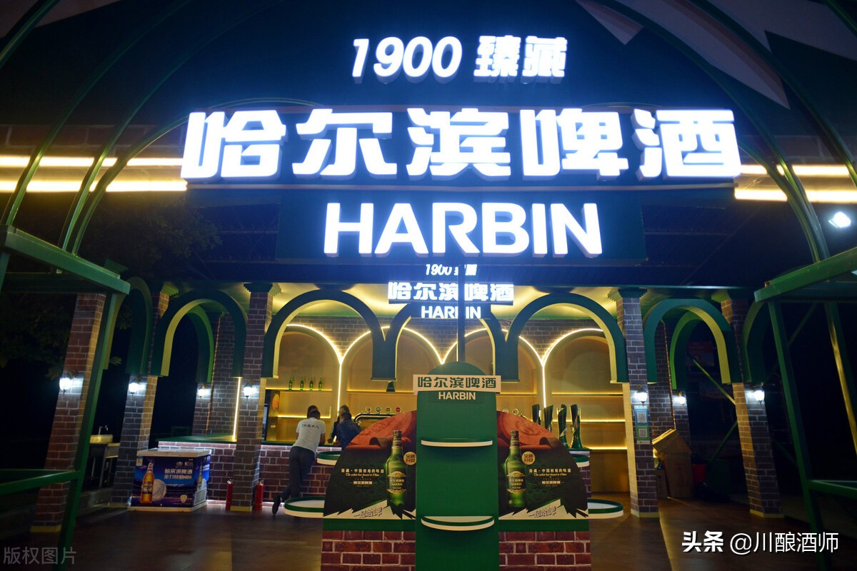 1900年,中国第一家啤酒厂建成,就是大名鼎鼎的哈尔滨啤酒.