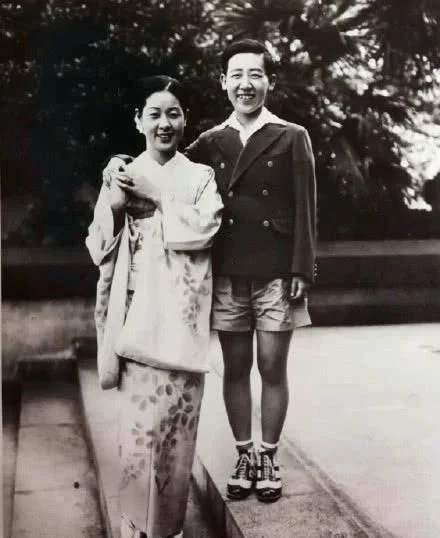 照片再现汉奸的丑陋嘴脸：图3穿短裤的女汉奸，图5是鬼子的胖翻译