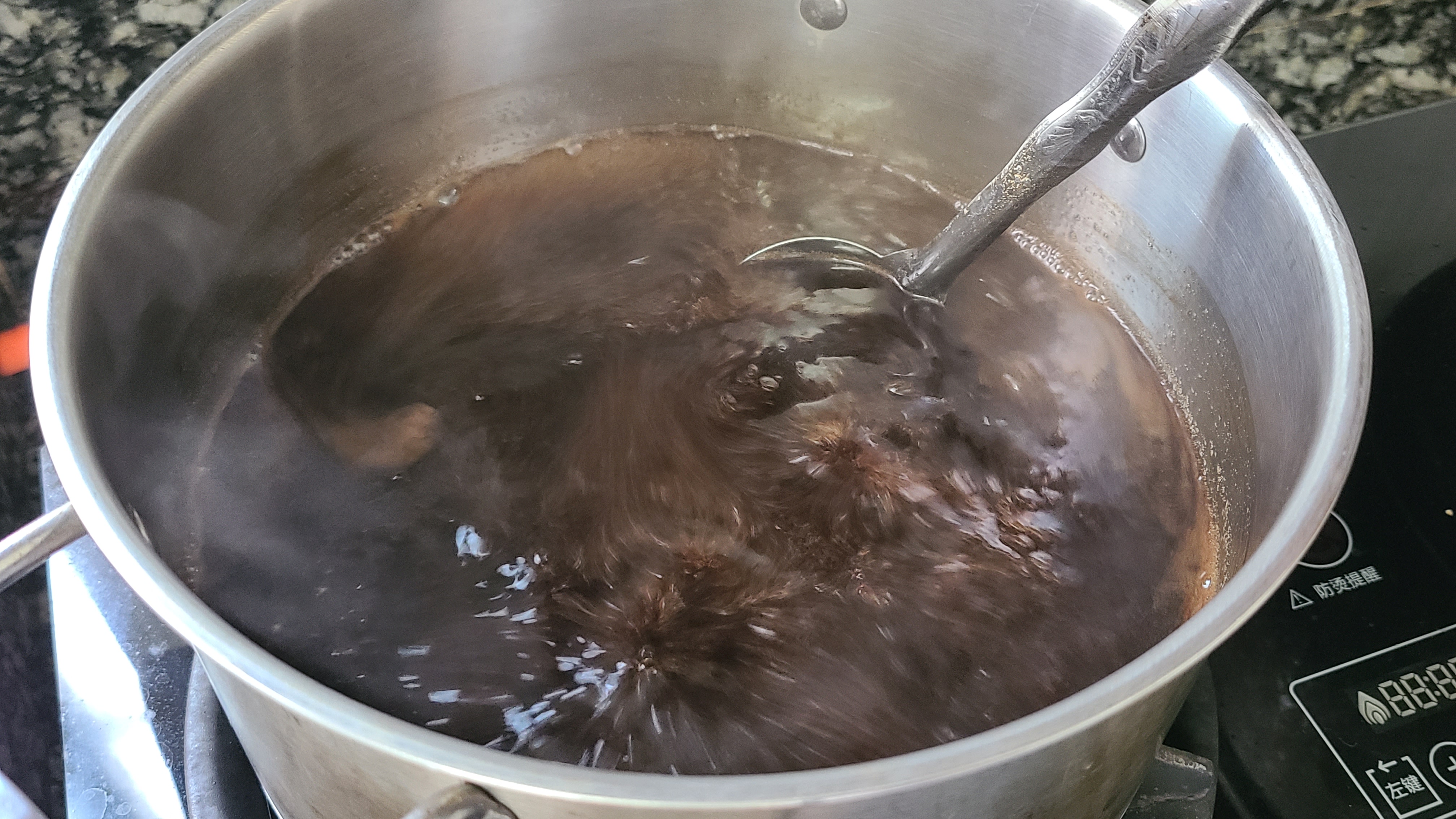 黑凉粉，是广东人夏天必吃的一道小吃，冰凉好喝，做法简单