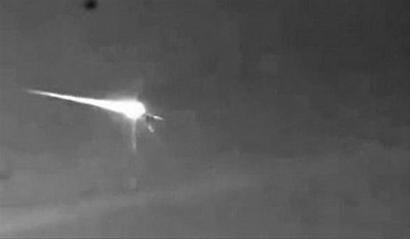 俄罗斯上空陨石被不明飞行物击穿事件，是真还是假？