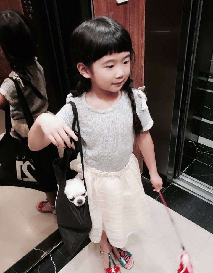 曹格10歲女兒亭亭玉立，與爸爸同框像情侶，被讚漫畫腿出眾