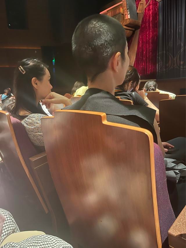 伊能静陪5岁女儿游玩照曝光，穿衣打扮似少女，