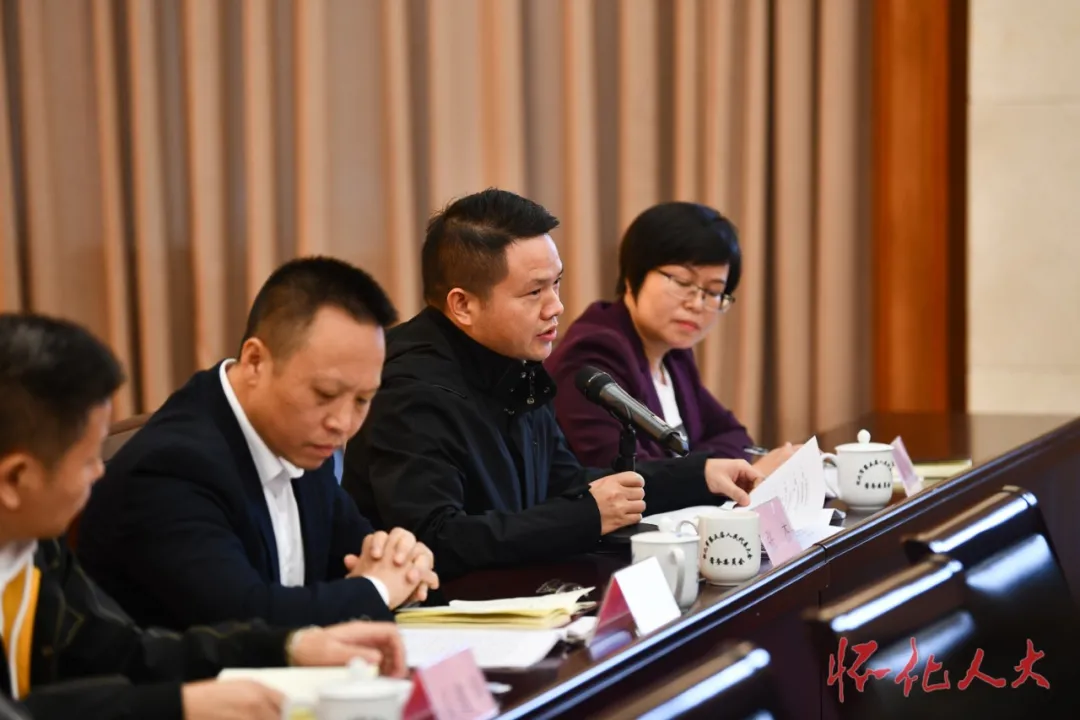 市人大代表评议建议办理工作会举行