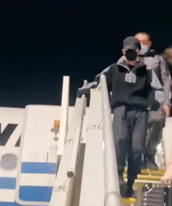 易烊千玺被曝腿部受伤，走路蹒跚，被赞敬业，将和刘德华竞争影帝