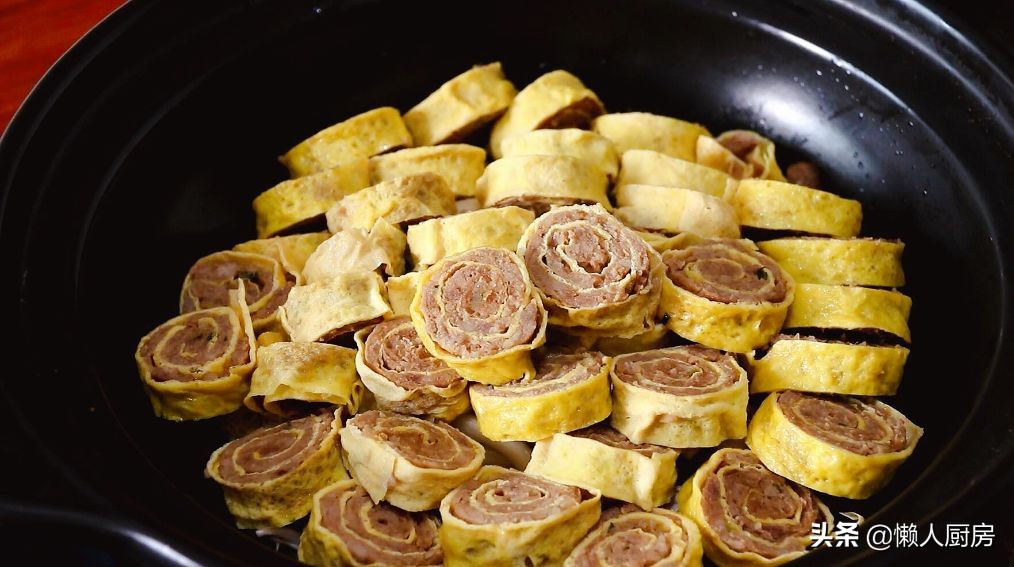 猪肉配上莲藕，既是汤又是菜，加上一点韭菜后，吃起来特别的鲜