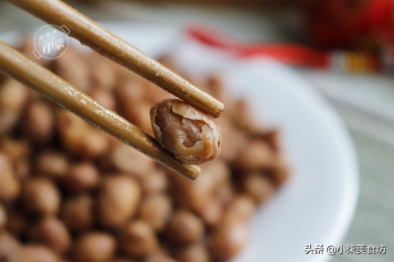 花生里打2個雞蛋，老式做法教會你，年夜飯吃著香，下酒必備