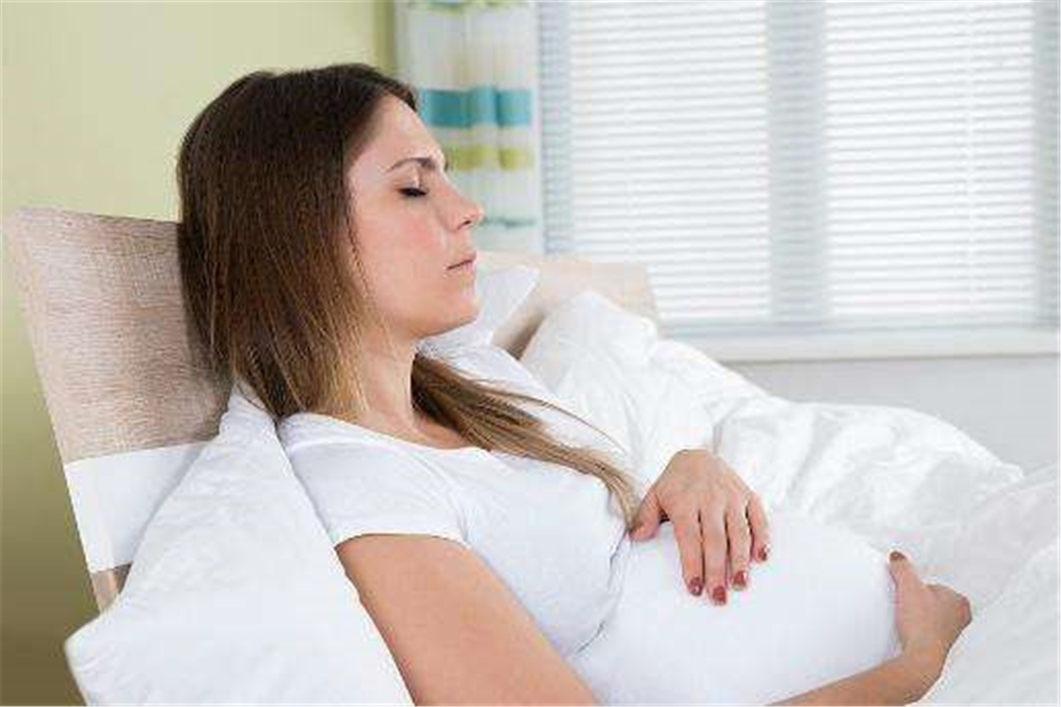 孕晚期洗澡要注意什么？小心缺氧、摔倒意外，不能马虎大意