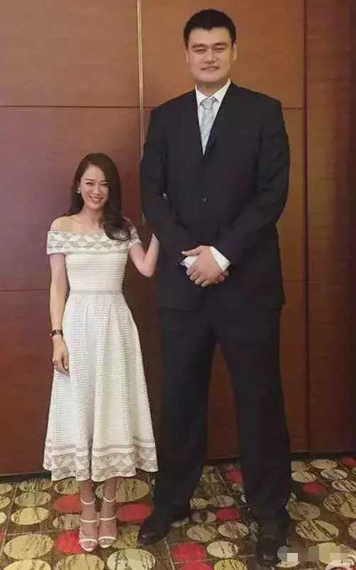 “身高检测器”姚明与众星合影：黄晓明让人意外，韩红小鸟依人