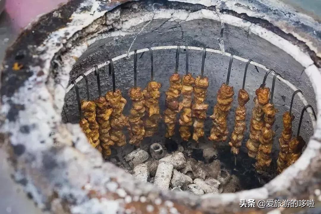 架子肉算是豪华版的馕坑肉,制作方式和馕坑肉差不多.