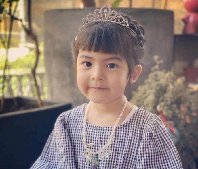 星二代就服贾静雯女儿的颜值，小时候像男孩子，长大后越来越精致