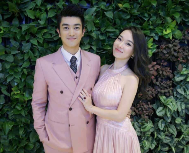 霍思燕杜江罕见外出，抽烟小细节尽展母爱，嗯