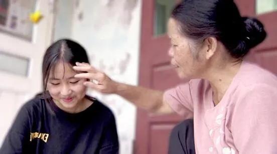 女雇主生下女儿后人间蒸发，保姆发善心将孩子养大成人