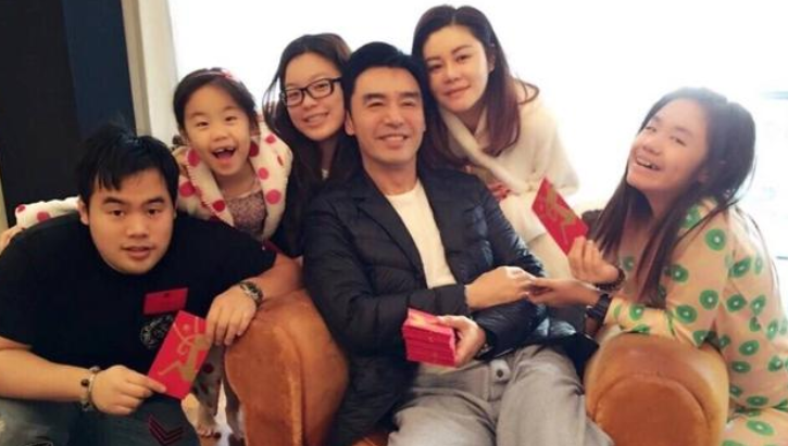以真心换真心，钟镇涛现任妻子对继子女视如己出，一家人温馨和睦