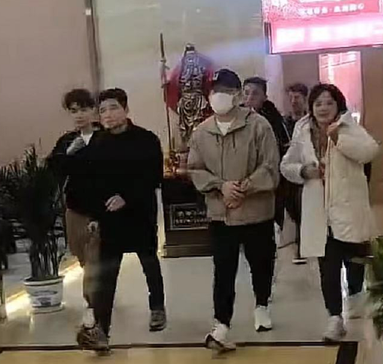 岳云鹏老婆大胆“炫富”！一件上衣价格过万，近照腰围粗了一大圈