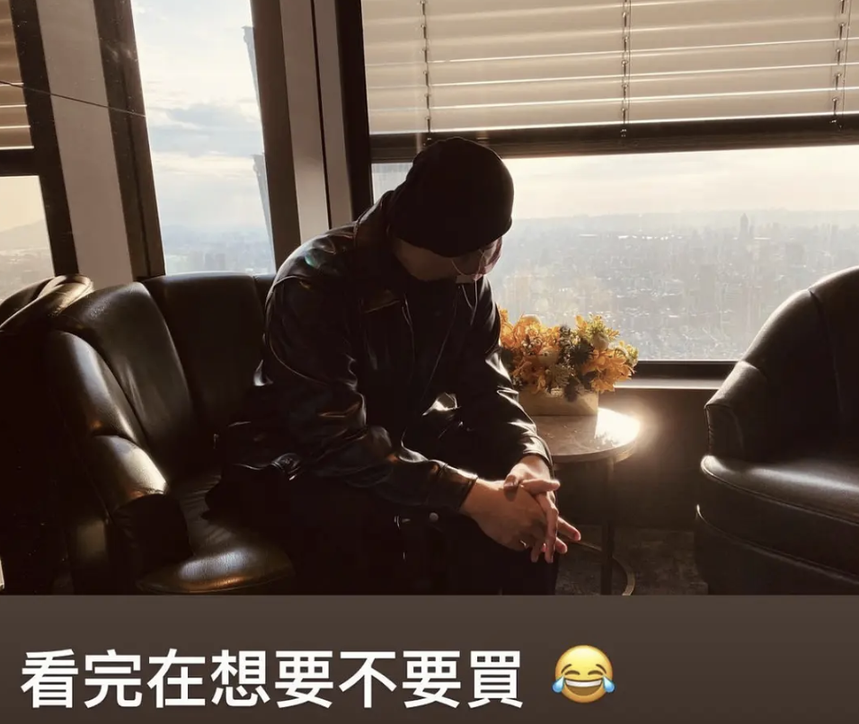 周杰伦全家打卡巴黎名胜，父女俩复刻名画超会玩，小周周亭亭玉立