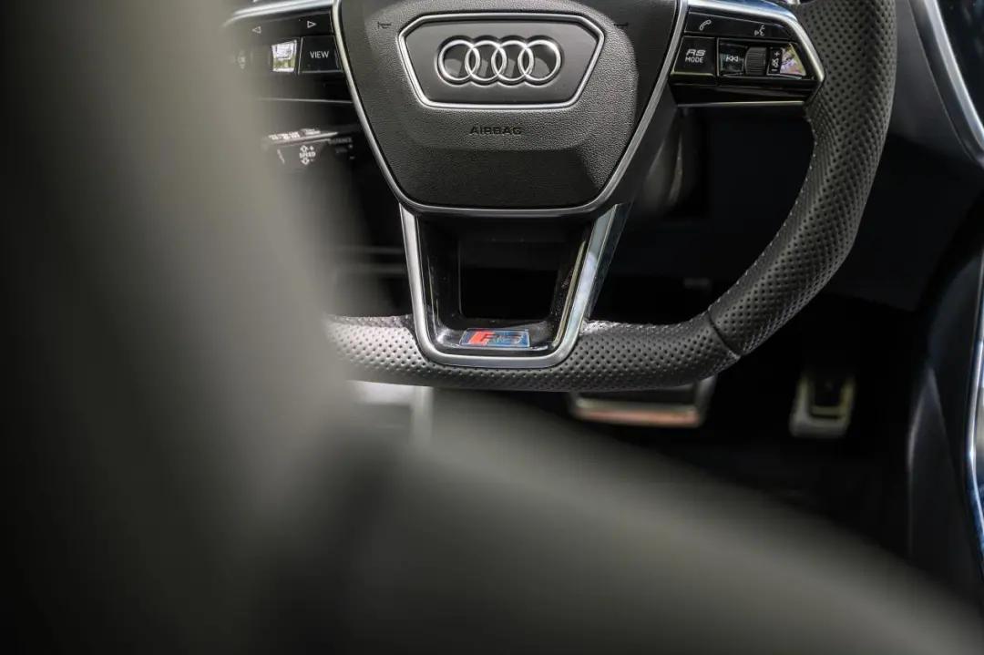 试完这台奥迪8缸性能车后发现，原来性能车也能很舒适