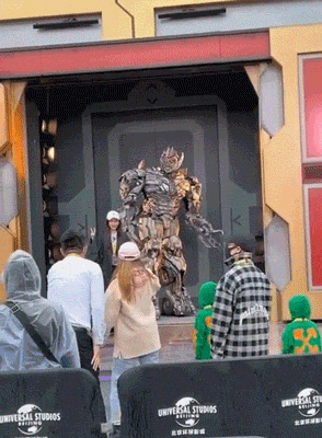 baby带儿子打卡环球影城，与威震天开心合影，母子雨中漫步超有爱