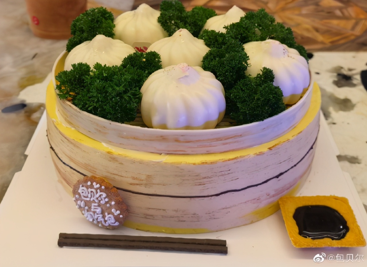 包文婧曬全家福為包貝爾慶生，6歲餃子變化大，大眼雙眼皮超漂亮