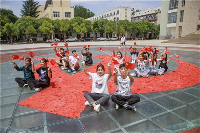 河南漯河大学生用“万颗红心”组成党徽 庆祝党的百年华诞