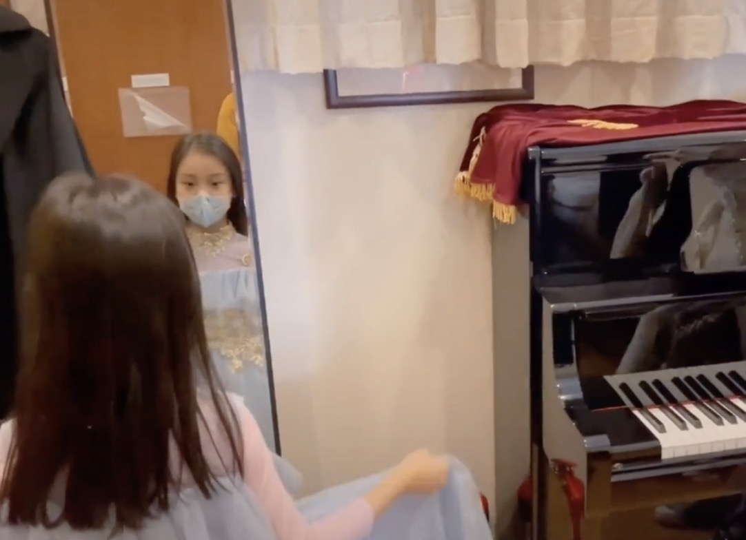 李小璐晒女儿钢琴演出花絮视频，甜馨安吉同框，男帅女靓超养眼