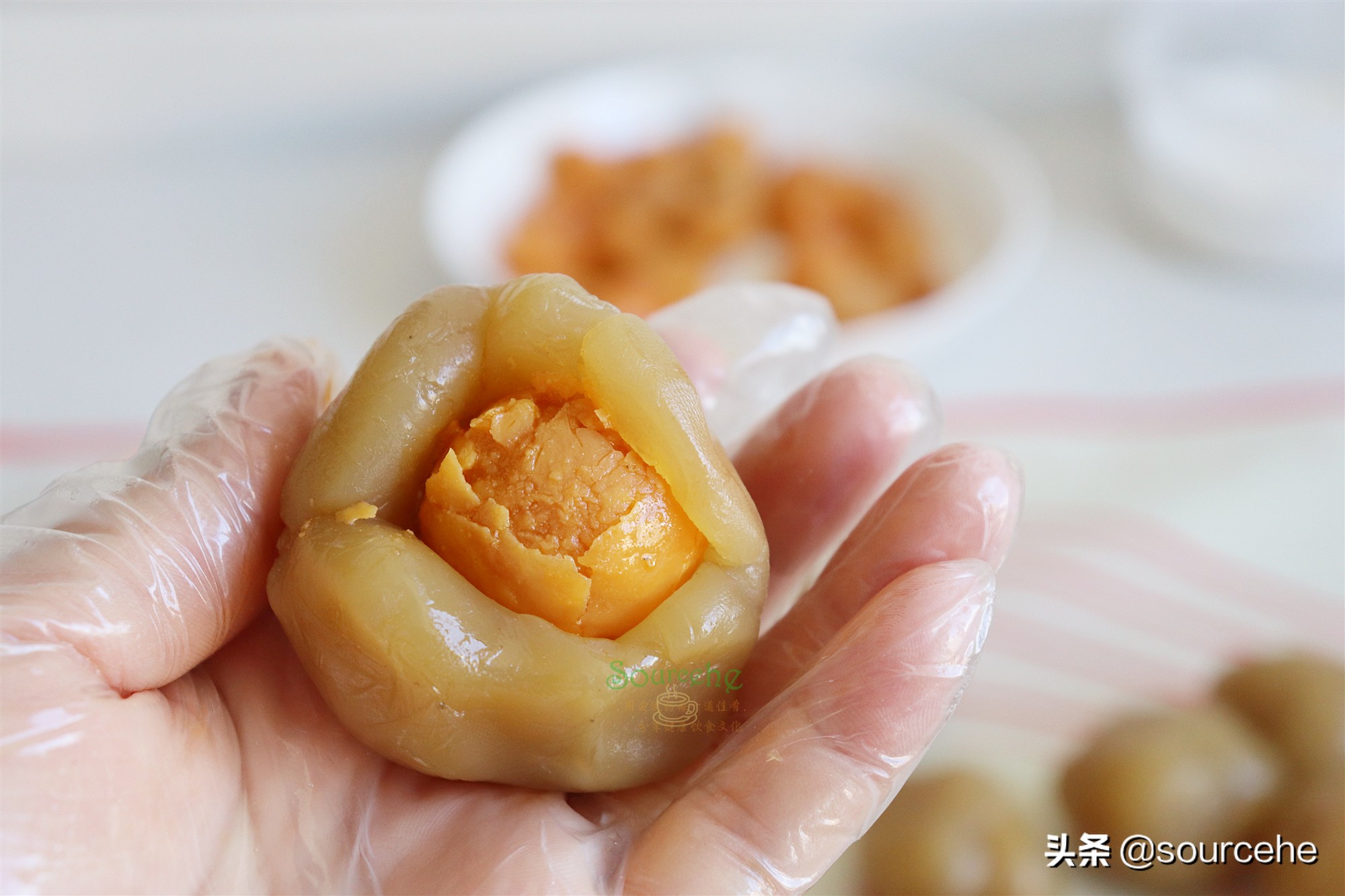 广式莲蓉蛋黄月饼，掌握3个技巧，色泽金黄，皮薄香润，回油快