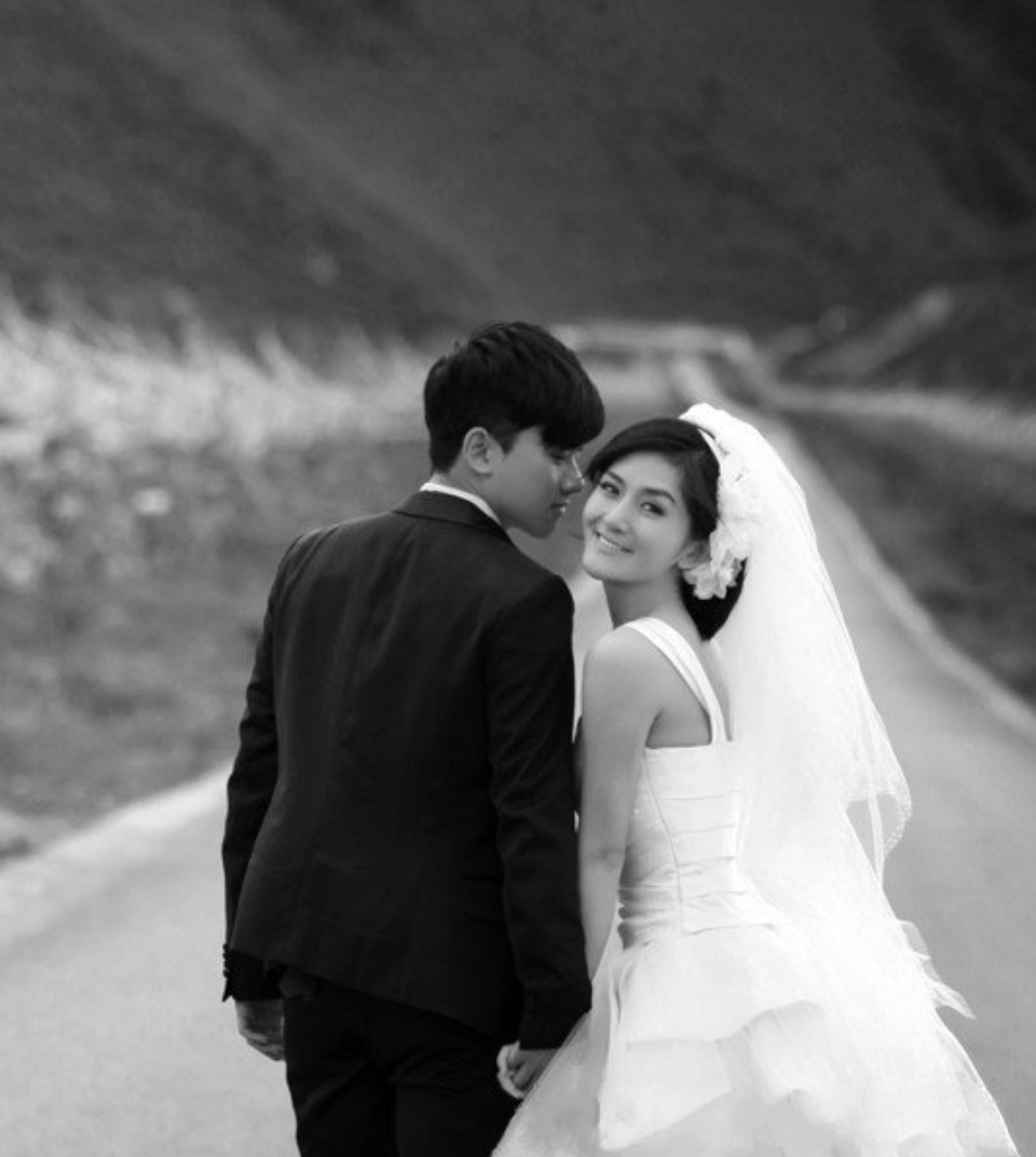 张杰晒与谢娜牵手合影庆祝结婚10周年，粉丝换头像有序控评超用心