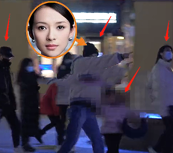 章子怡带两女儿逛街，一个被牵一个带路，汪峰提袋紧随其后好温馨