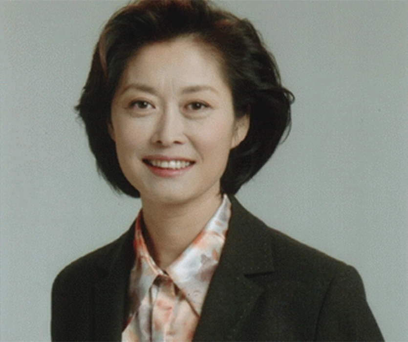 “国民大姐”敬一丹：嫁亿万富商，结婚40年，女