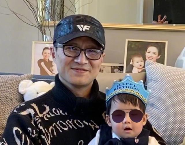 汪峰晒全家福为儿子庆生，1岁儿子正脸首曝光，与爸爸一模一样