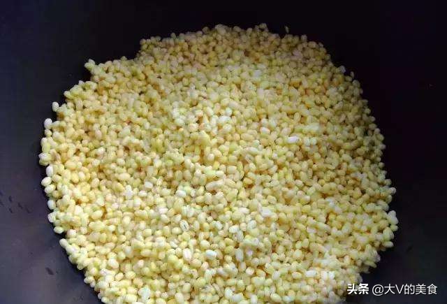 Homemade mung bean cakes are made without additives. They have a delicate and soft texture, delicious and healthy, and simple.