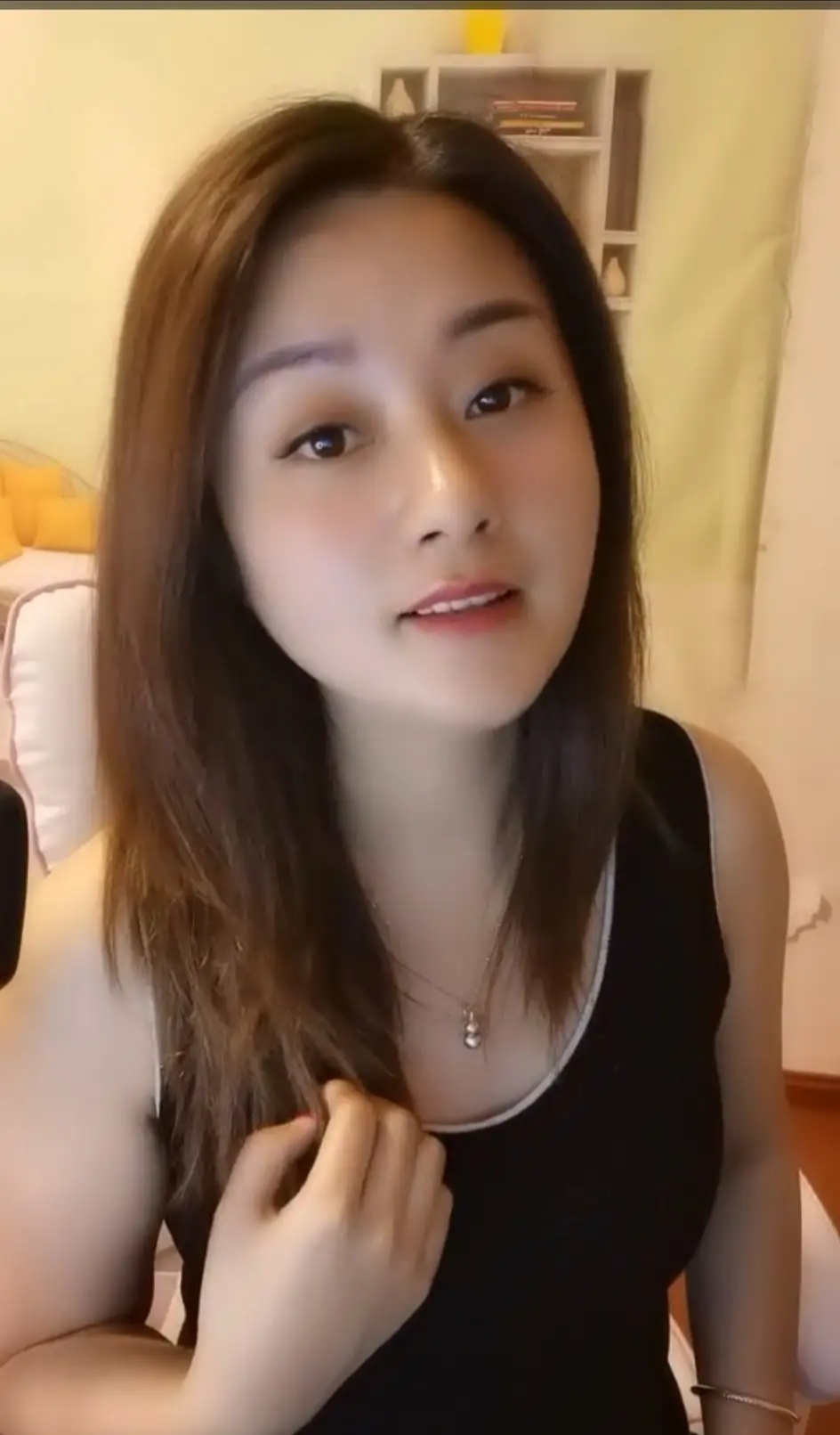 俏麗若三春之桃，清素若九秋之菊。