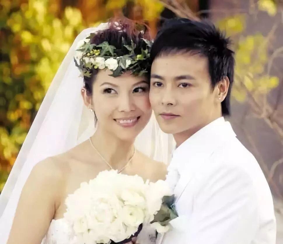 蔡少芬教兒子丟垃圾，小傢伙跪地擦地板超可愛，星二代一點不嬌氣