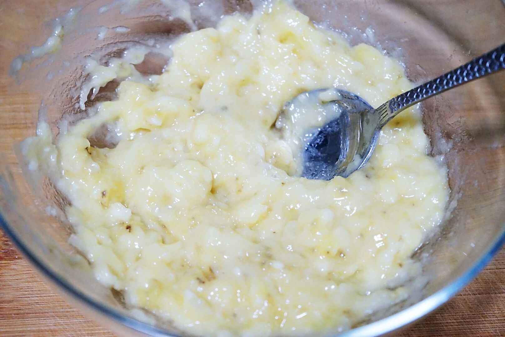 不放黄油的香蕉磅蛋糕，口感松软热量低，做法简单又省心，美味