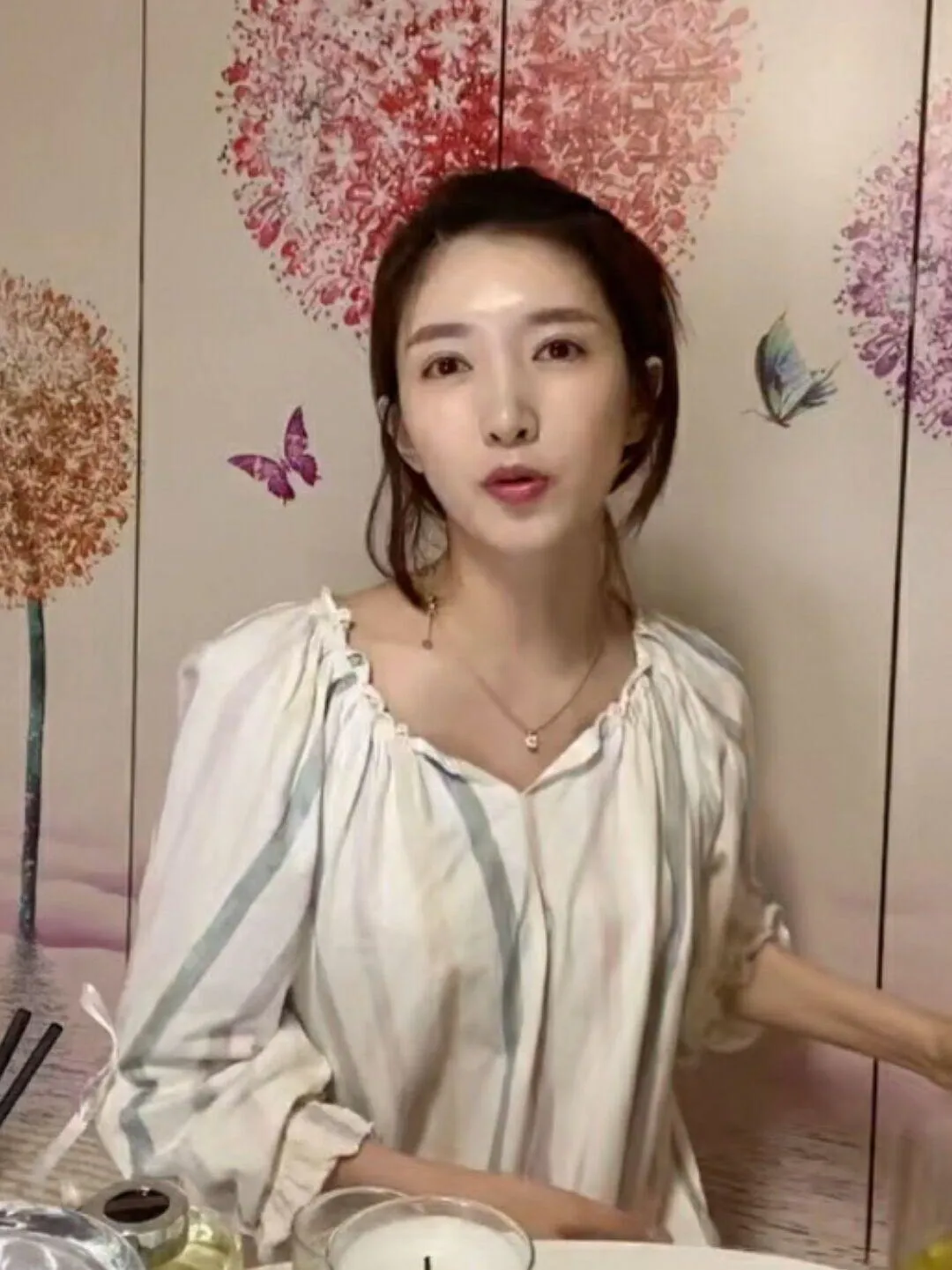 江疏影对自己够自信,不化妆只涂口红就出镜,反而更显高级了