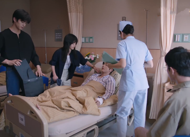 凌霄发现准妹夫的坏毛病，当着李尖尖的面也不收敛，凌霄不忍着了