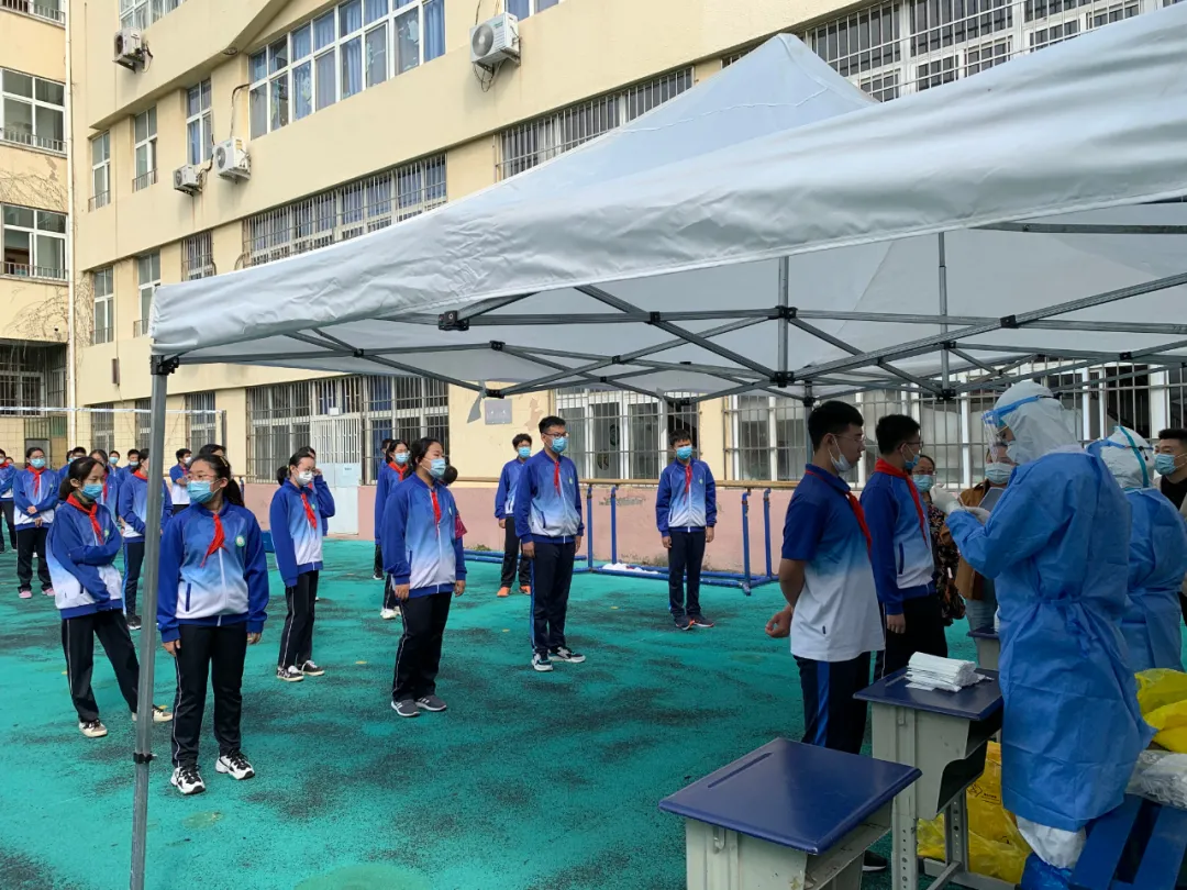 市口腔医院医护核酸采样进校园，筑牢市南区34所学校防护网