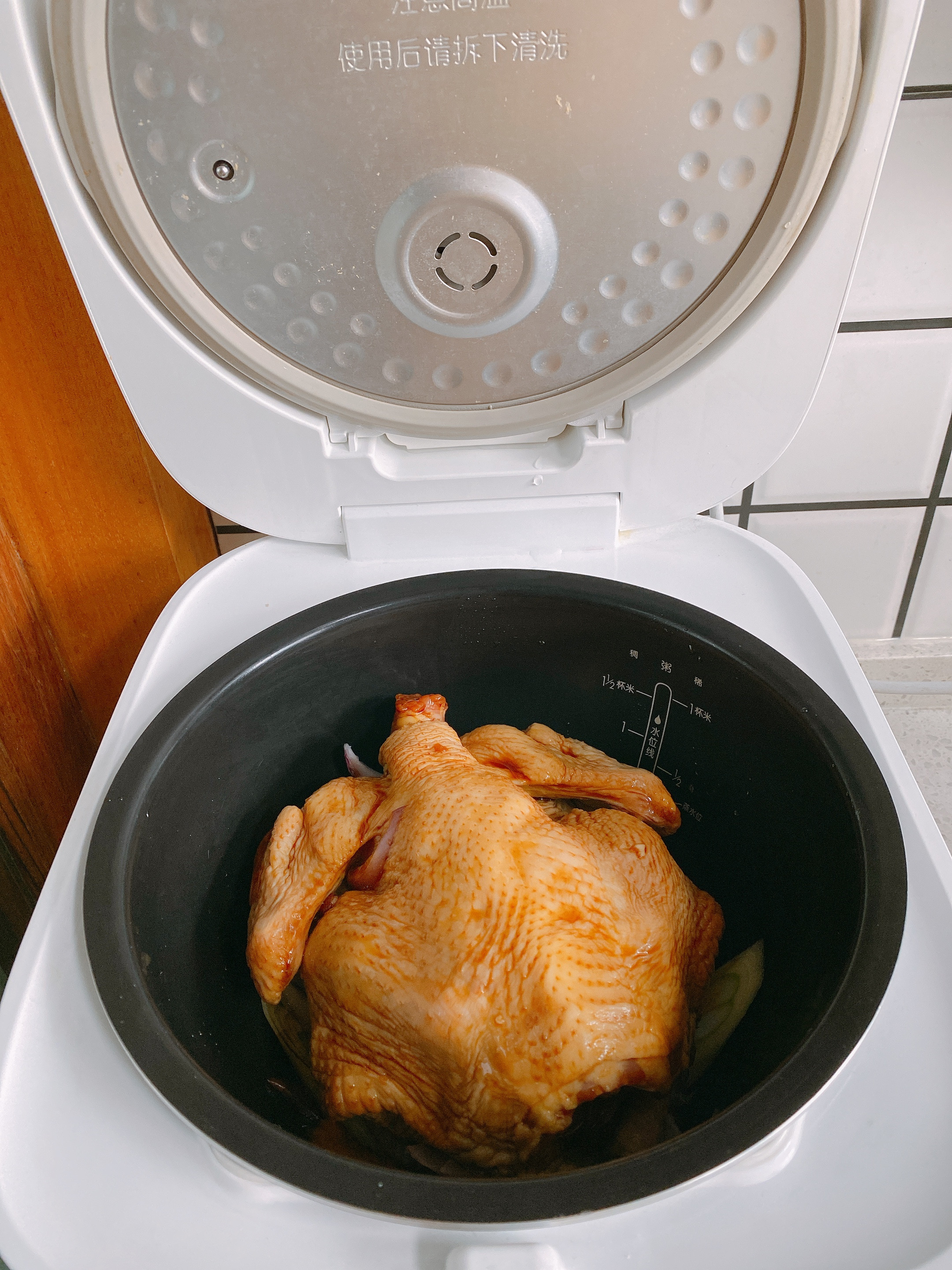 感恩節想吃烤雞用電飯鍋就能做，不放油不放水，鮮嫩多汁軟爛入味