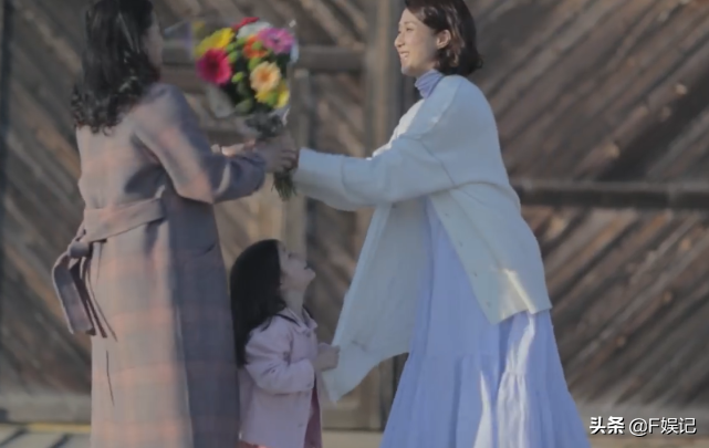 鍾嘉欣帶子女和媽媽同框出鏡賀母親節一家人牽手的背影合照很溫馨