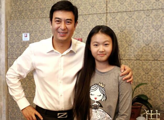 张嘉译6个“女儿”，3个是学霸2个前途无量，唯