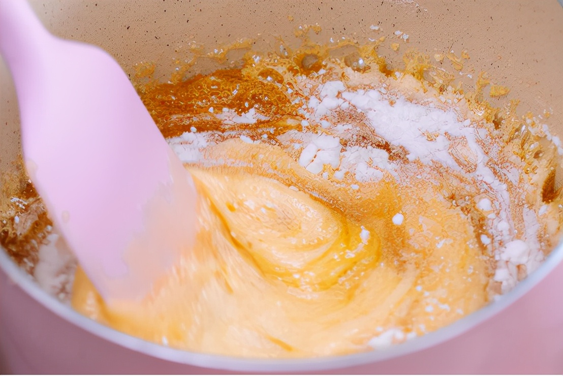 很火的一道甜美小吃，口感酥脆甜蜜，满口香甜，一咬咔嚓脆