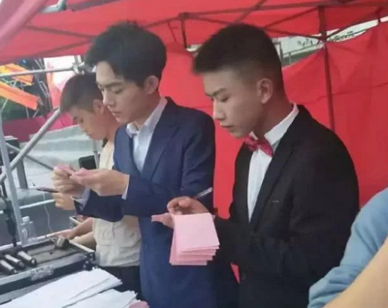 肖战被路人撞脸，照片曝光后众人质疑：这是本