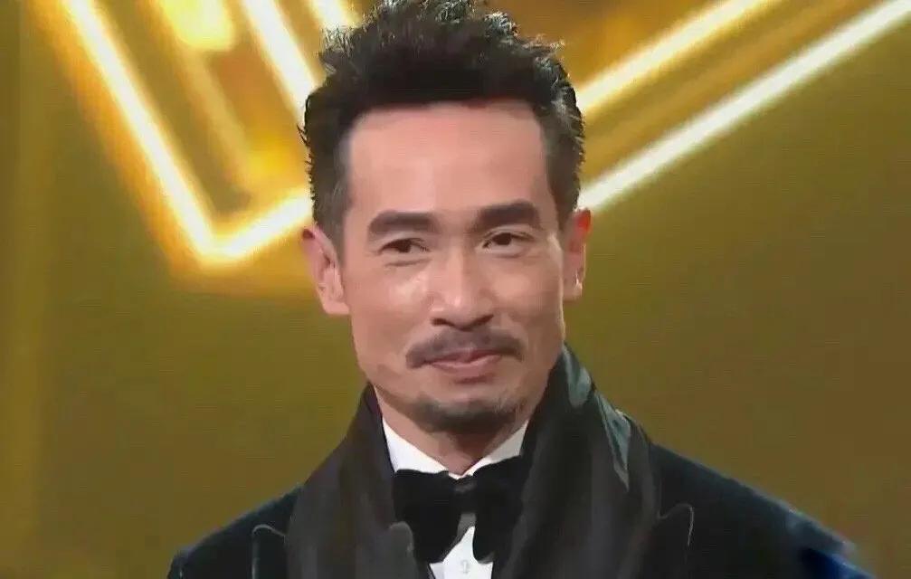 陳豪參加頒獎禮堪稱最佳防疫，3歲女兒看直播隔著屏幕對爸爸撒嬌