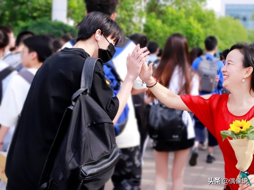 谢娜被曝二胎产女后首晒美照，自称“喜神”为