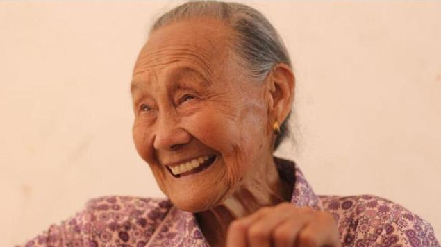 河南大妈去医院看病，无意间露出胳膊，医生悄悄报警