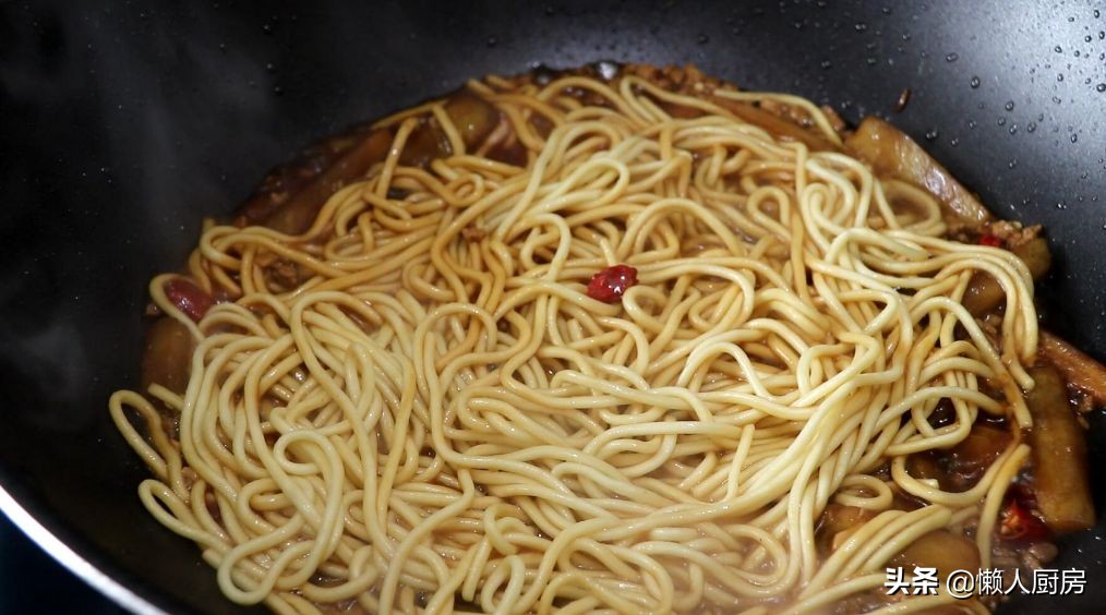 1根茄子，一块猪肉，这是茄子肉末焖面的做法，真好吃