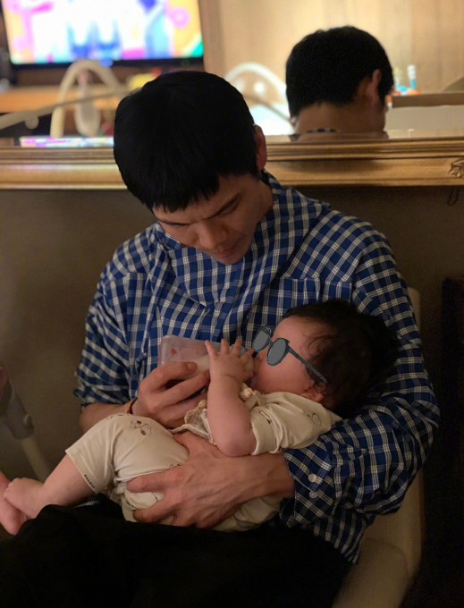 向佐父亲节晒家庭合照，与郭碧婷和女儿依偎，小奶皇正脸像妈妈